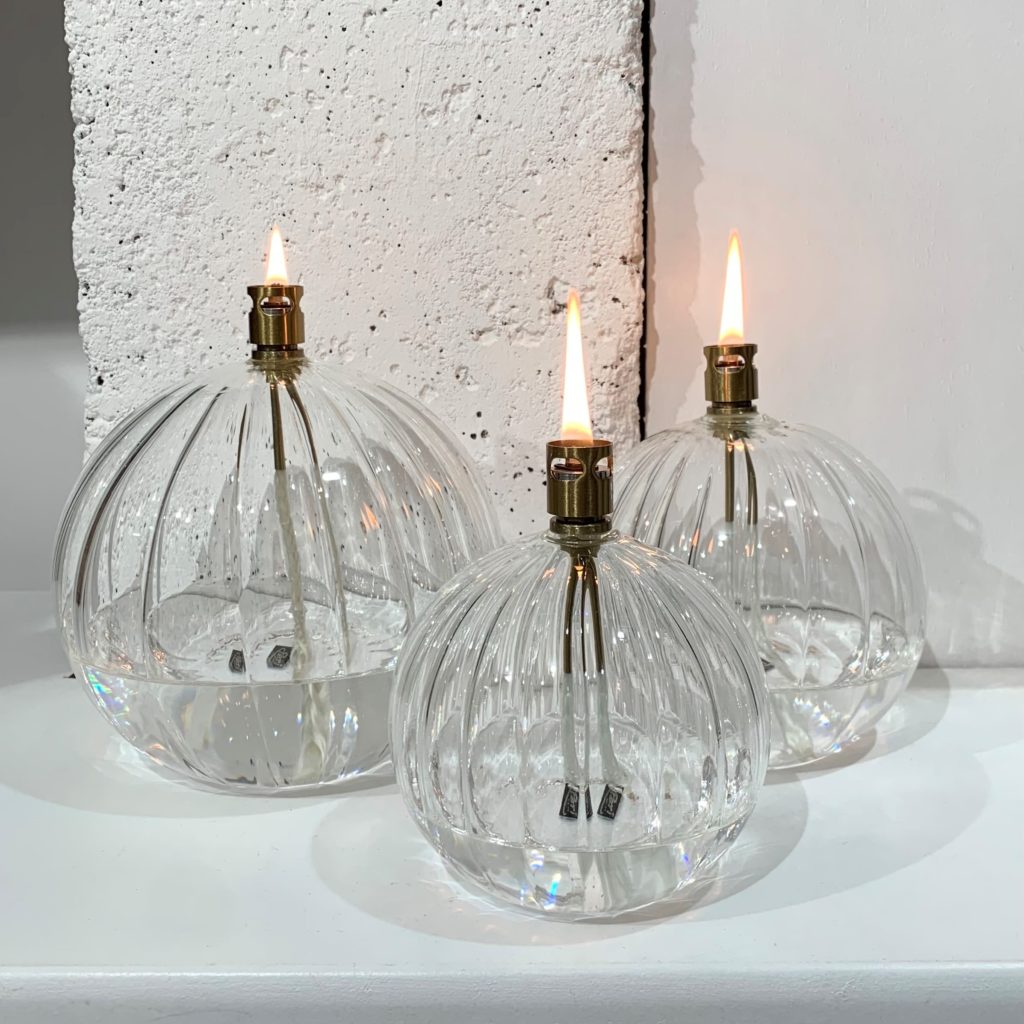 Paire de lampes à huile antiques patinées avec verre à vent