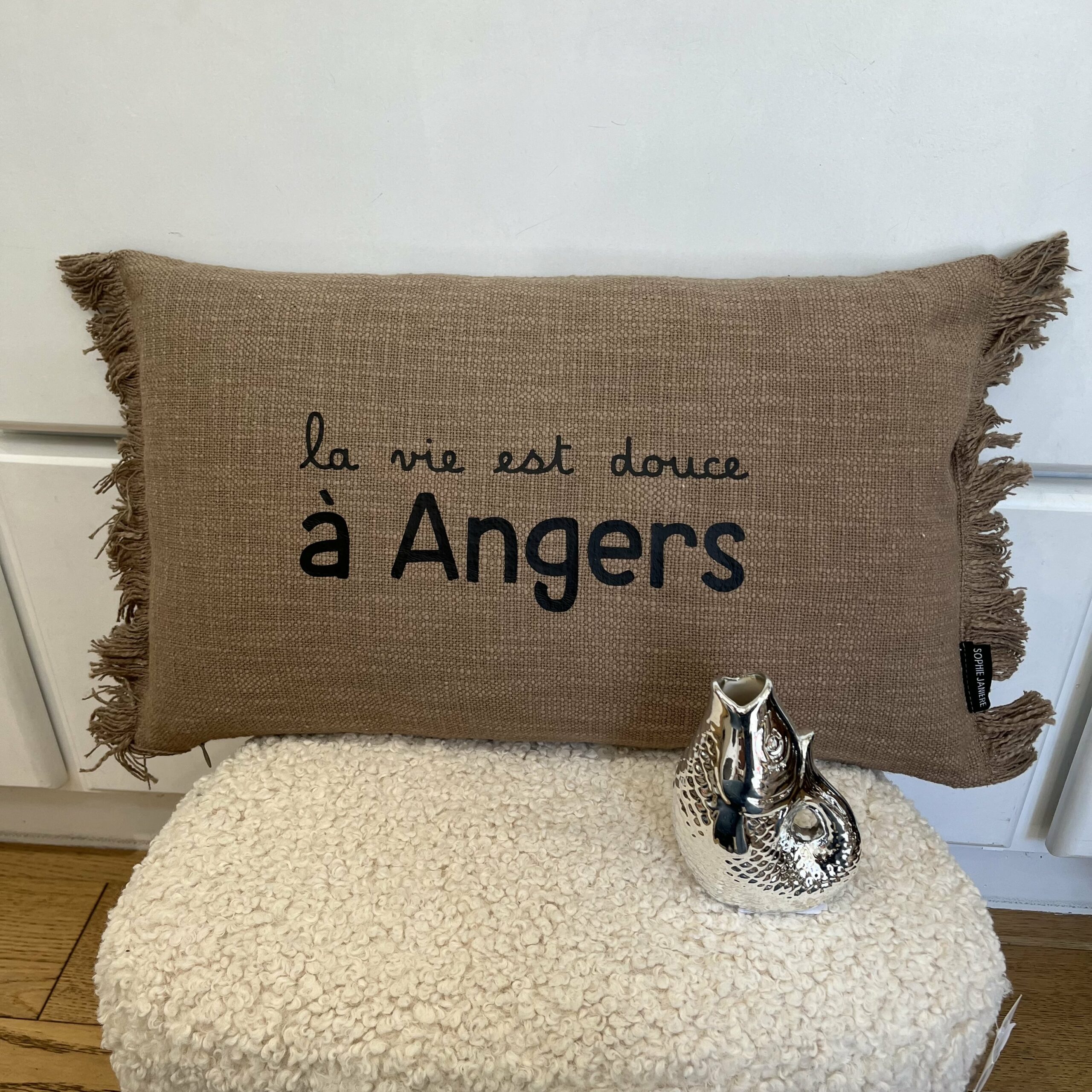 Coussin Fancy la vie est douce à Angers Sophie Janière A&C Angers noisette-min