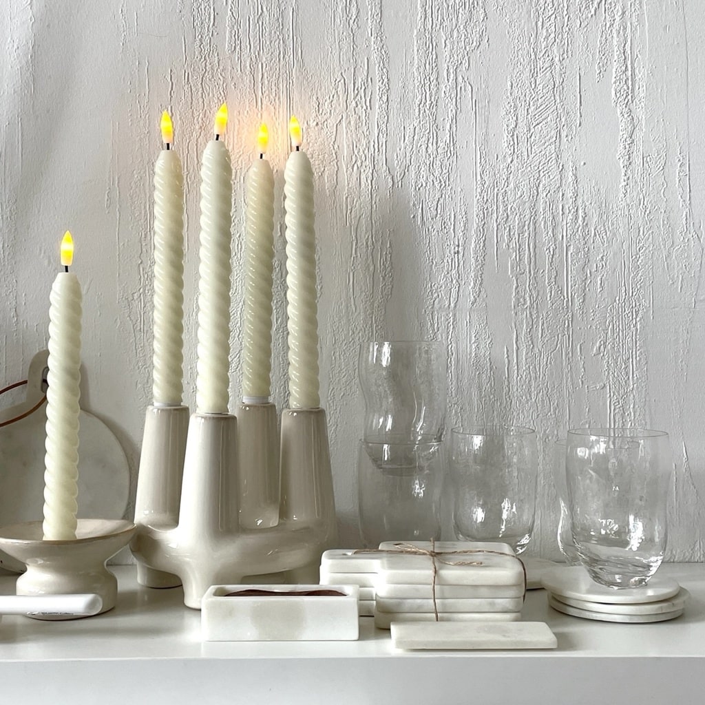 2 bougies led flambeaux cire naturelle ivoire opjet a&c maison angers ambiance-min 2 bougies led flambeaux cire naturelle ivoire opjet a&c maison angers