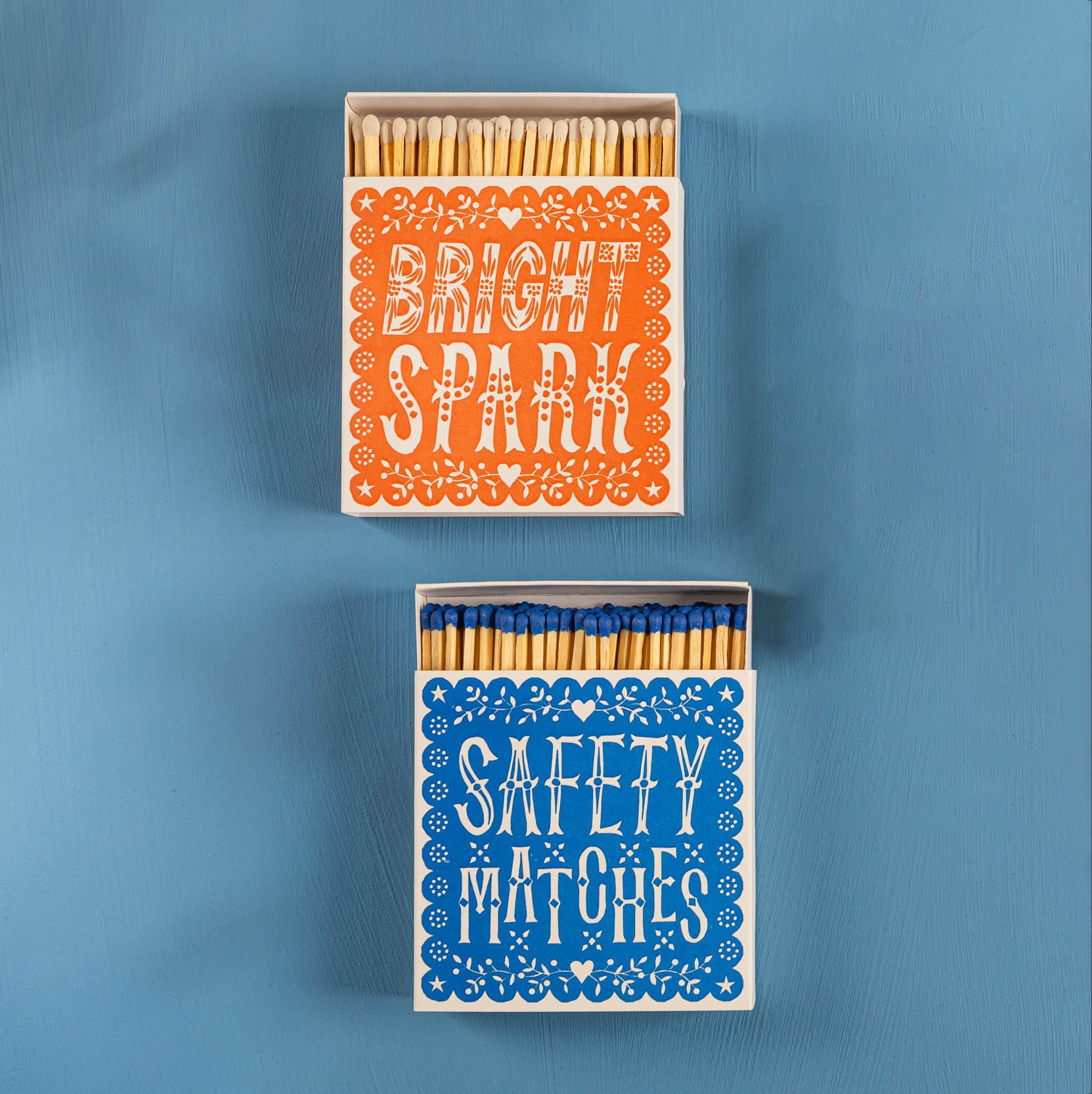 allumettes carré archivist A&C Angers Bright spark 1-min (2) allumettes carré archivist A&C Angers Bright spark 1-min (2)