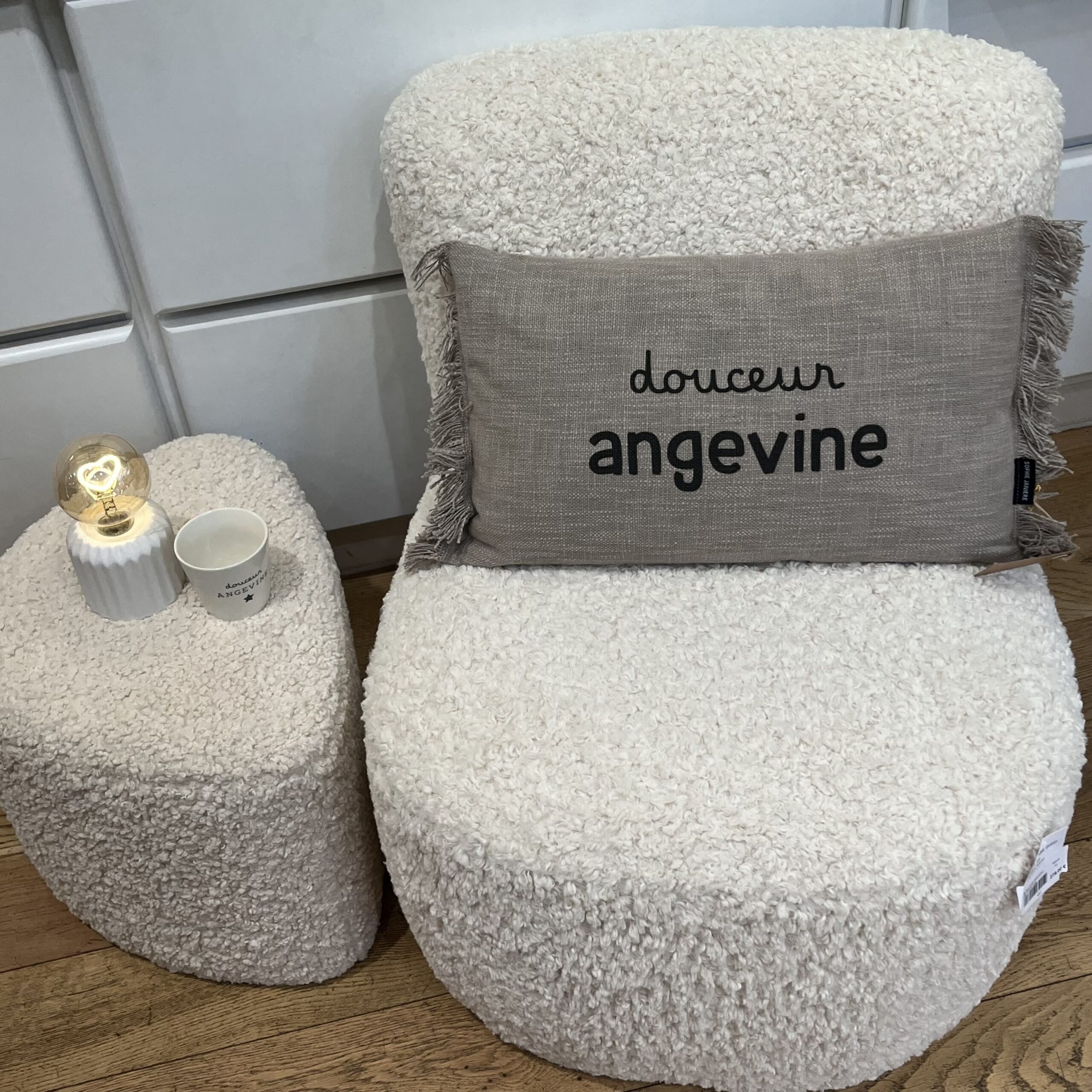 Coussin FANCY ficelle douceur angevine Sophie Janiere A&C Angers 1-min Coussin FANCY ficelle douceur angevine Sophie Janiere A&C Angers 1-min