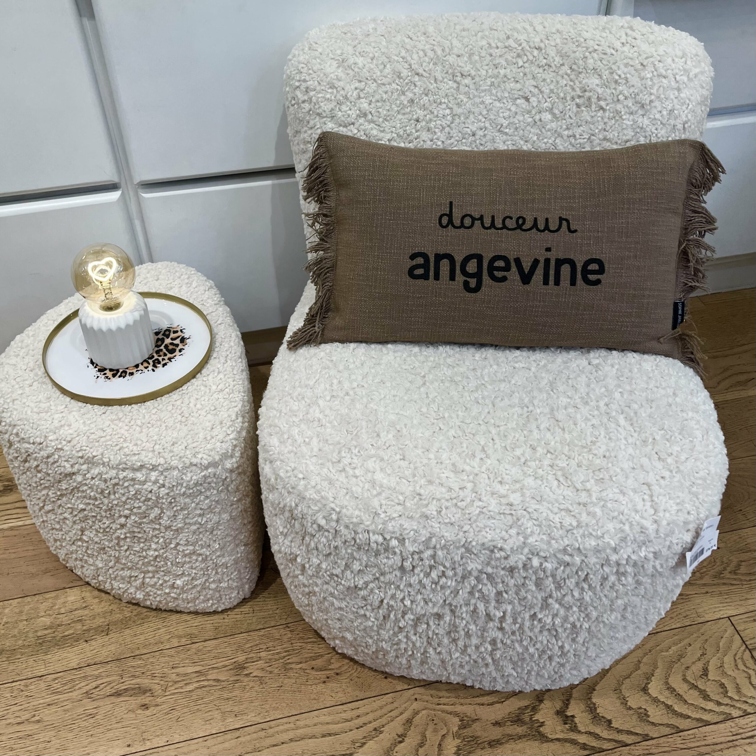 Coussin FANCY noisette douceur angevine Sophie Janiere A&C Angers-min (1) Coussin FANCY noisette douceur angevine Sophie Janiere A&C Angers-min (1)