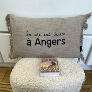 Coussin fancy La vie est douce à Angers Sophie Janière A&C Angers ficelle-min