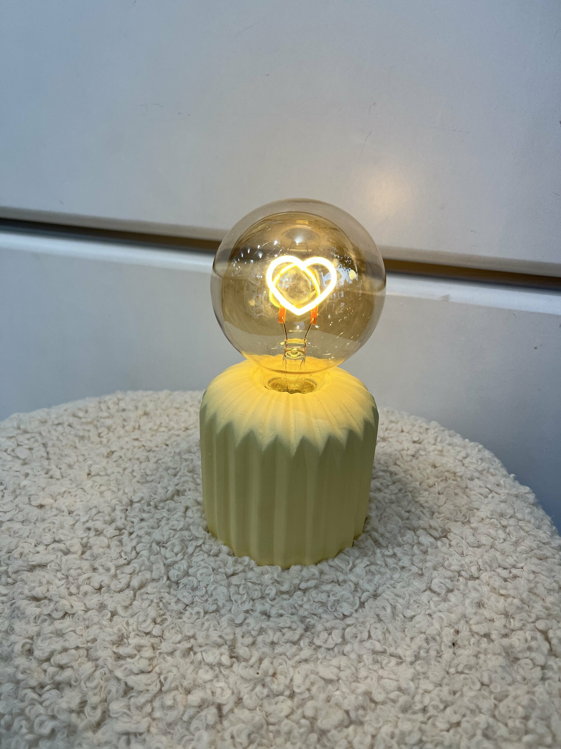 Lampe a pile coeur jaune pâle A&C Angers OPJET 1-min