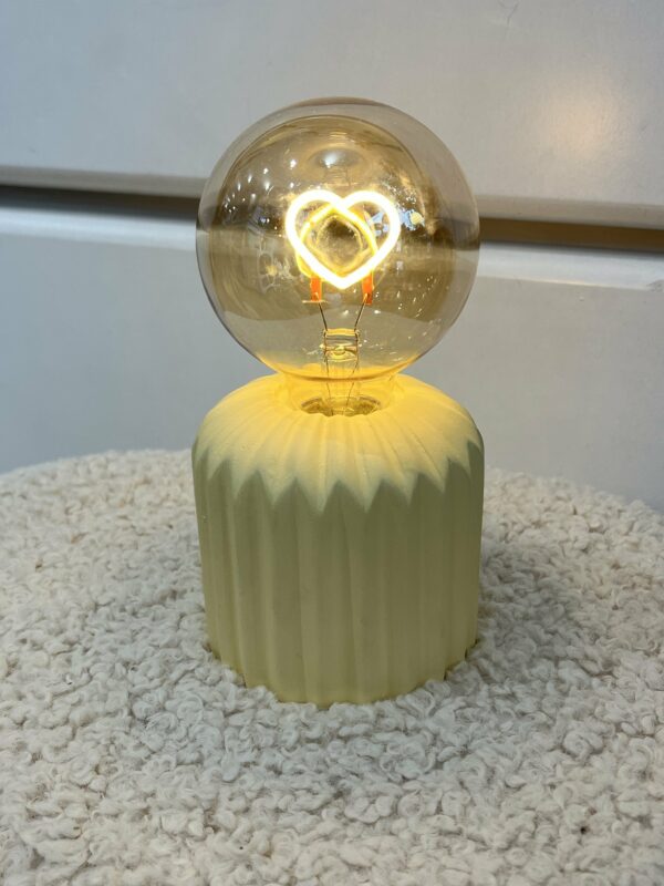 Lampe a pile coeur jaune pâle A&C Angers OPJET 2-min
