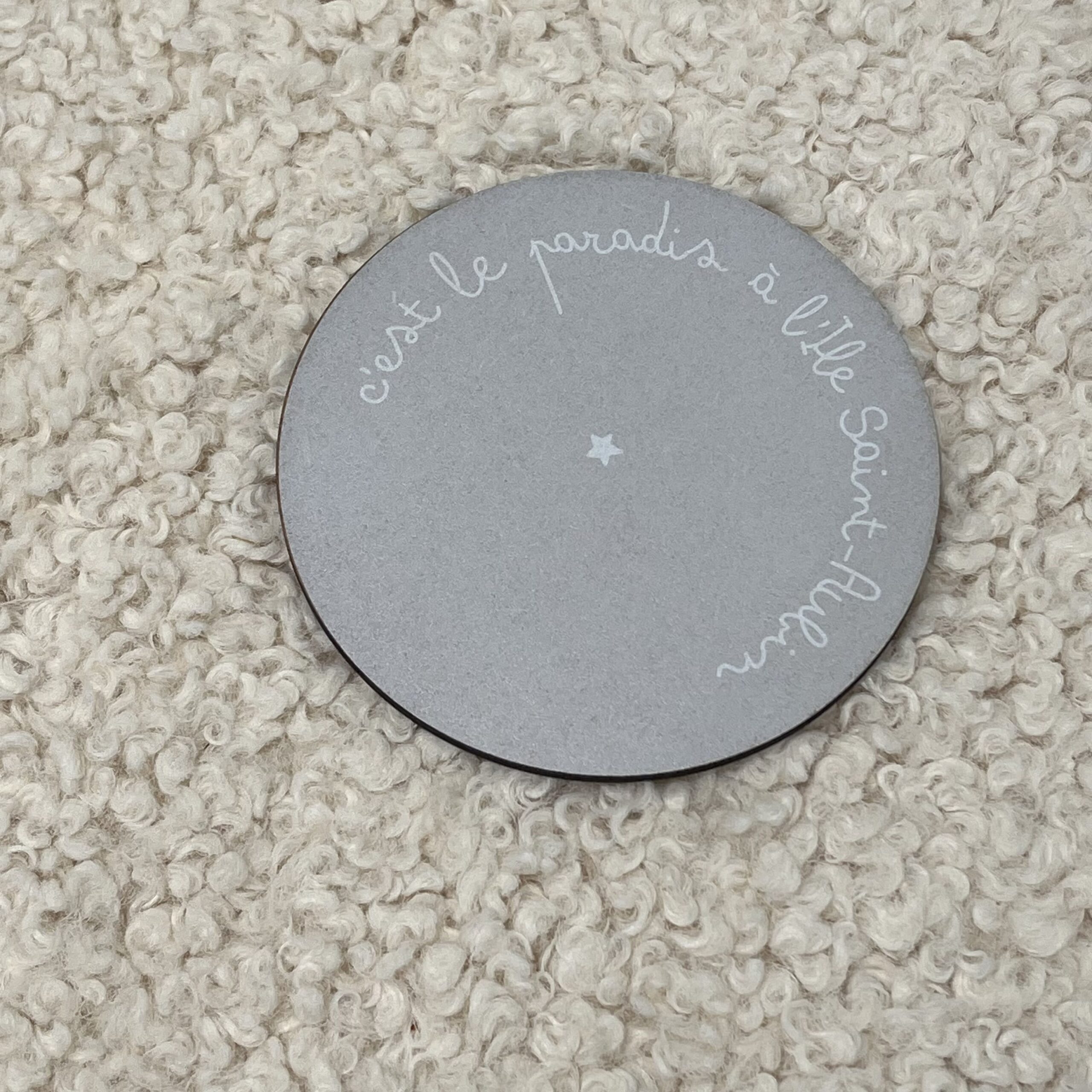 Dessous de verre C'est le paradis à l'Île Saint Aubin gris clair Sophie Janière A&C Angers-min Dessous de verre C'est le paradis à l'Île Saint Aubin gris clair Sophie Janière A&C Angers-min