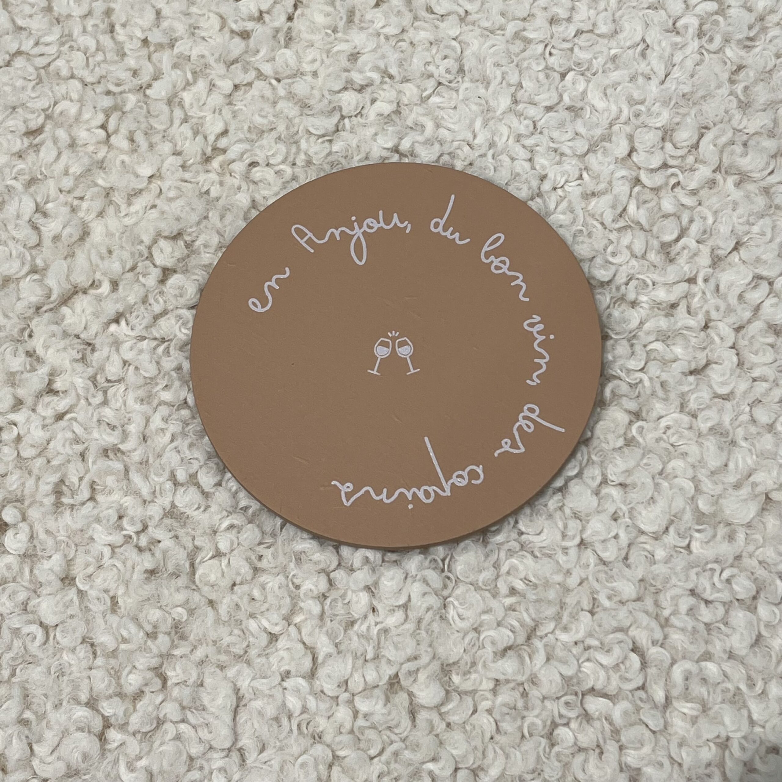 Dessous de verre En Anjou, du bon vin des copains Sophie Janière A&C Angers-min Dessous de verre En Anjou, du bon vin des copains Sophie Janière A&C Angers-min