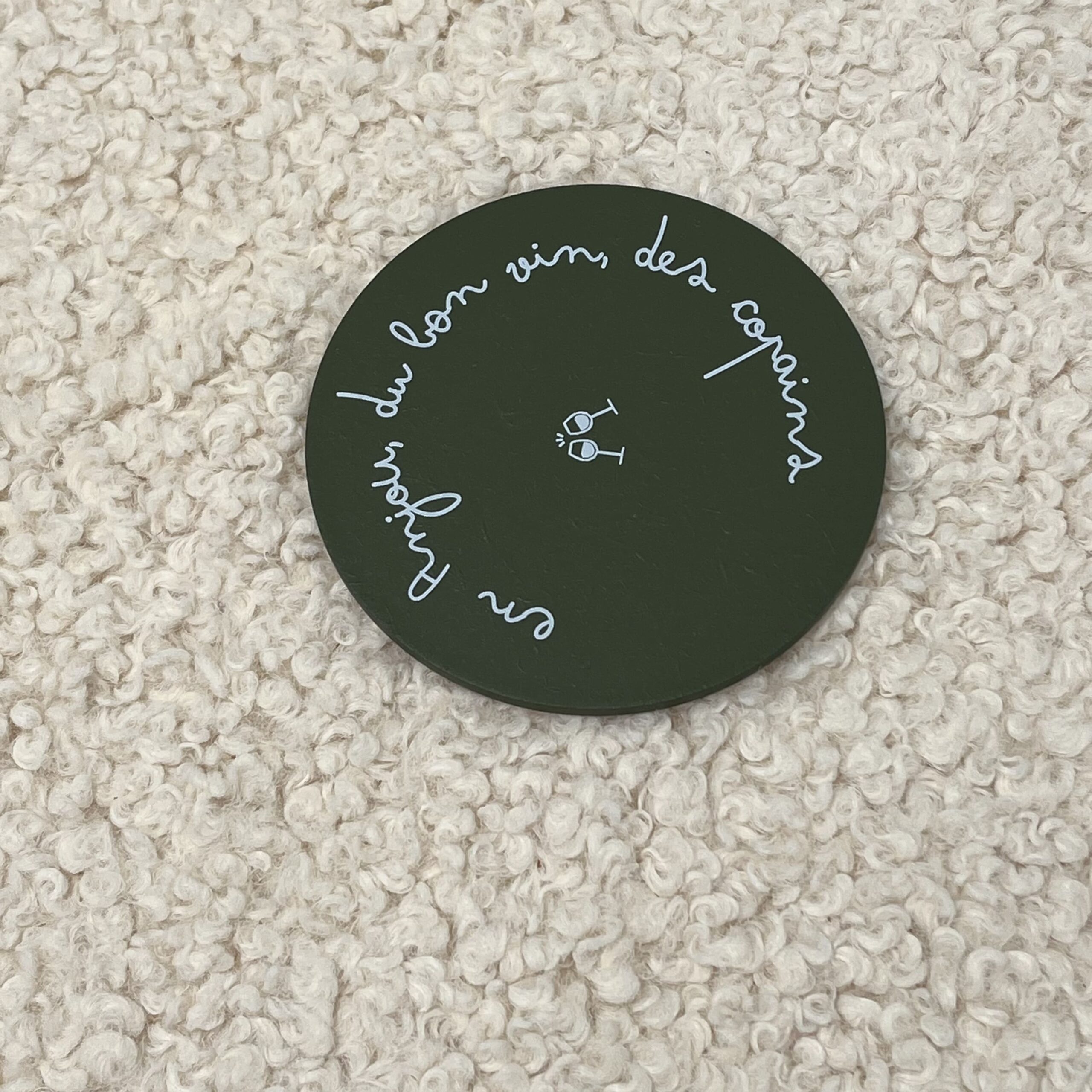 Dessous de verre En Anjou du vin , des copains kaki Sophie Janière A&C Angers-min Dessous de verre En Anjou du vin , des copains kaki Sophie Janière A&C Angers-min