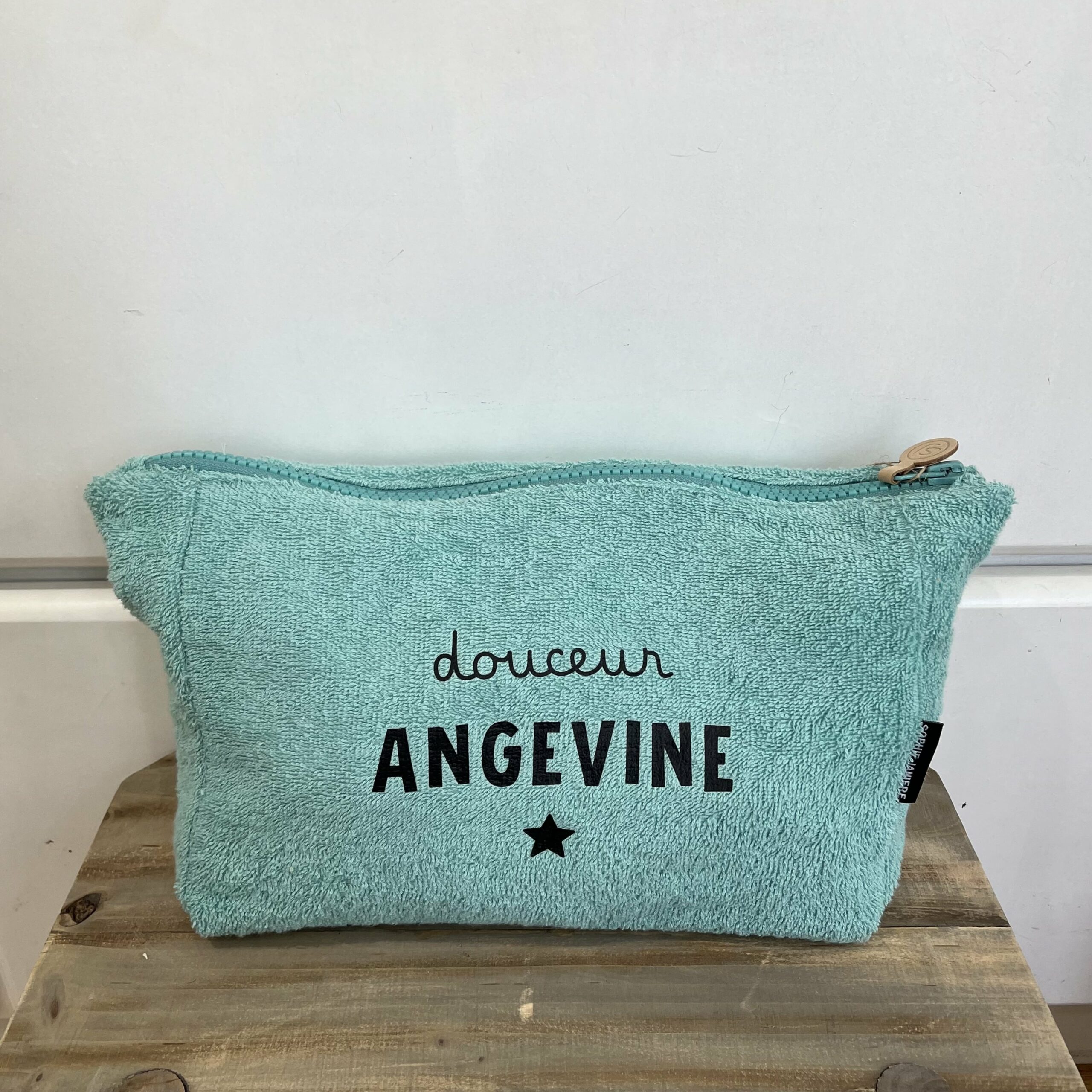 Trousse éponge DOUCEUR ANGEVINE Sophie Janiere A&C Angers lavezzi-min Trousse éponge DOUCEUR ANGEVINE Sophie Janiere A&C Angers lavezzi-min