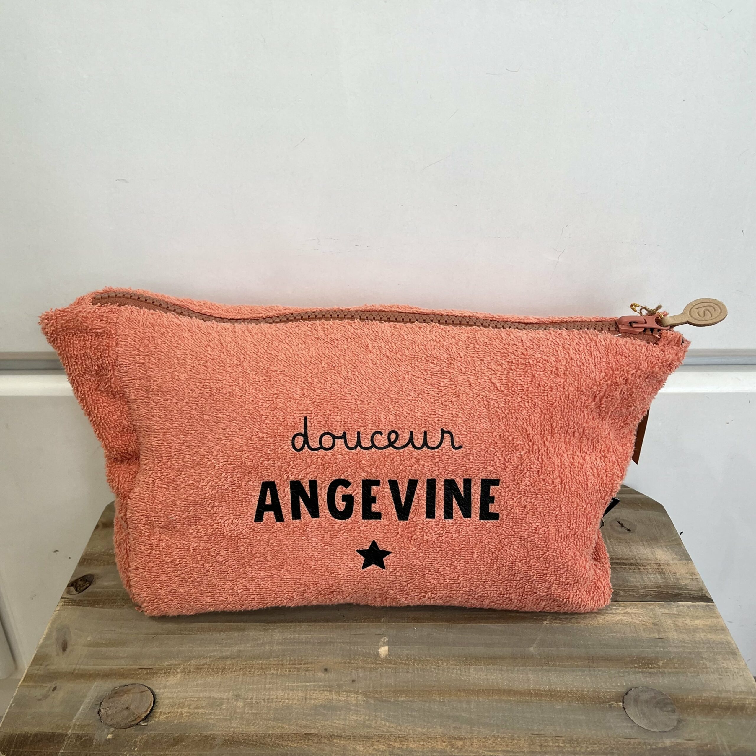 Trousse éponge DOUCEUR ANGEVINE Sophie Janiere A&C Angers lotus-min Trousse éponge DOUCEUR ANGEVINE Sophie Janiere A&C Angers lotus-min