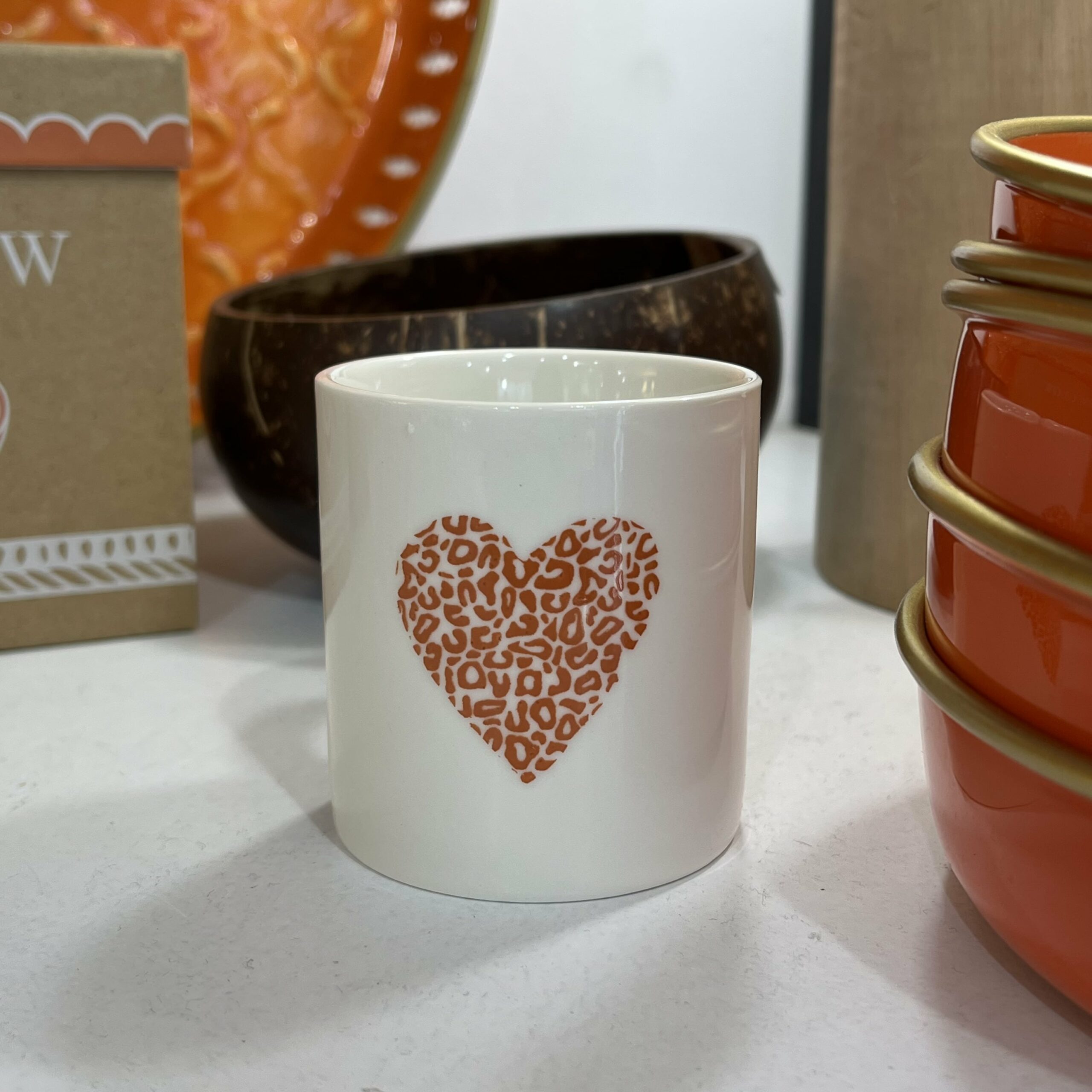 mini mug coeur léopard orange A&C Angers Sophie Janière-min mini mug coeur léopard orange A&C Angers Sophie Janière-min