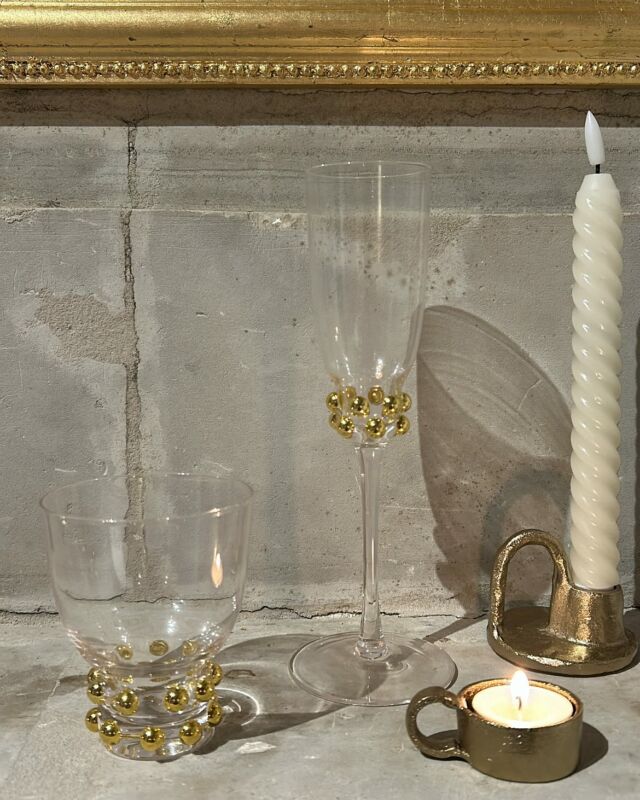 Verre à champagne et verre gobelet transparent, orné de délicates rangées de petites billes dorées à sa base 🥂✨
Disponible en boutique et sur l’eshop 📦 
Retrouvez également nos bougeoirs et bougies LED torsadées 🕯️ 
#verre #perle #dore #fete #table #decotable #christmas #champagne #angers #angersmaville